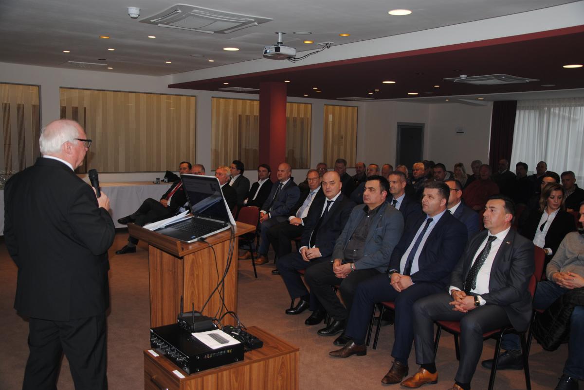 Das Vorstandsmitglied Herr Nowsch präsentiert den BWA hochrangigen Regierungsvertretern und Unternehmern aus Bosnienn-Herzegowina.
