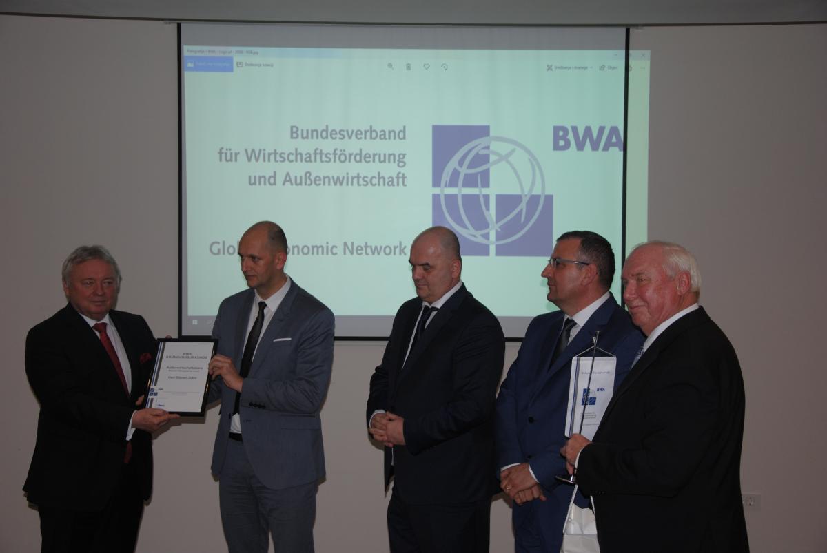 Der Präsident des BWA, Prof. Mrotzeck, überreicht die Urkunde an Herrn Jukic, Leiter des Außenwirtschaftsbüros Livno.