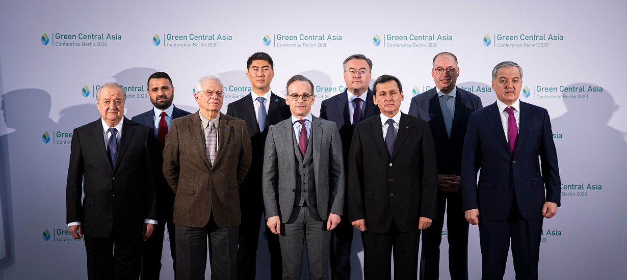 V.l.n.r. S.E. Abdulasiz Kamilov (Außenminister der Republik Usbekistan), S.E. Mirwais Nab (stellv. Außenminister für wirtschaftliche Zusammenarbeit der Islamischen Republik Afghanistan), S.E. Josep Borrell, S.E. Chingiz Aidarbekov (Außenminister der Kirgisischen Republik), Außenminister Heiko Maas, S.E. Mukhtar Tileuberdi (Außenminister der Republik Kasachstan), S.E. Rashid Meredov (Außenminister von Turkmenistan), Staatsminister Niels Annen, S.E. Sirojiddin Muhriddin (Außenminister der Republik Tadschikistan) - Bildquelle: © Florian Gaertner/photothek.net.