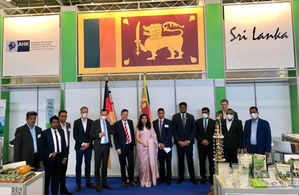 Frank Kruse (Bildmitte zwischen den Flaggen), Leiter der Bundesfachkommission für Landwirtschaft und Ernährung des BWA, mit der Delegation aus Sri Lanka auf der Fruit Logistica.