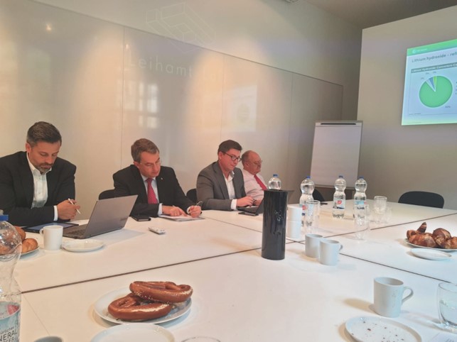 BWA-Vorstandsvorsitzender Michael Schumann (2. v.l.) mit Dr. Thomas Gäckle (r.) und Vertretern der Rohstoffindustrie.