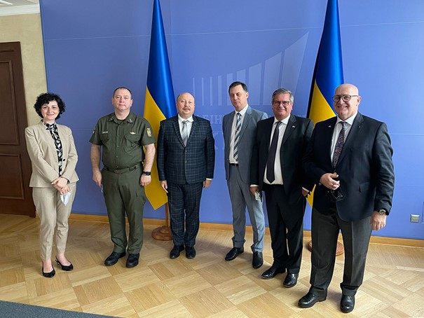 Ministeriumsmitarbeiterin Julia Kovalskaja, Major Sergii Dyneko, Kabinettsminister Oleh Nemchinov, Fedir Yefymenko (BWA Kiew), Thomas Sapper (BWA Deutschland) und Karl-Heinz Seeger (GEWOBAU Bad Kreuznach). Foto: Gewobau Bad Kreuznach