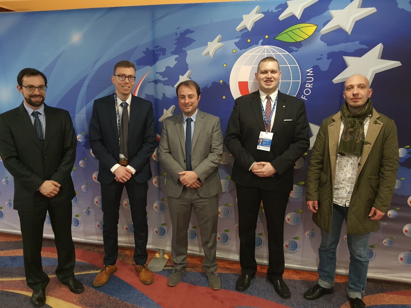 Die internationale BWA-Delegation auf dem European Congress of Local Governments. V.l.n.r. Dr. Zoltán Egeresi, Researcher an der National University of Public Service Ungarns, David Schneider, BWA-Repräsentant in UK, Alexander Kulitz, MdB a.D. und Gesellschafter der ESTA Apparatebau GmbH & Co. KG, BWA-Bundesgeschäftsführer Urs Unkauf, Dr. Branimir Vidmarović, Researcher an der University of Pula, Kroatien.