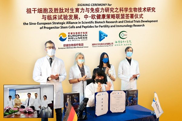 Prof. Dr. Mike Chan (sitzend) mit den Medizinern von European Wellness (von links), Dr. Vladimir Chernykh, Dr. Margaryta Iemelianova, Dr. Pan Shing Yi und Dr. Simon Yefimov.