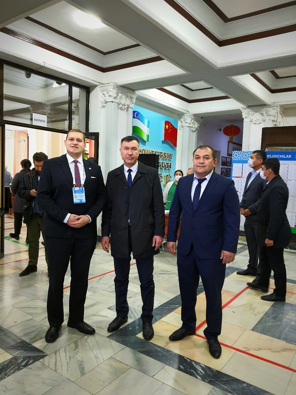 Besuch in Samarkand: Treffen mit dem Rektor der Universität für Weltsprachen (Mitte) und dem ersten stellvertretenden Leiter für Wirtschaftsförderung der Regierung der Region Samarkand (rechts). Die usbekischen Hochschulen bekunden großes Interesse an der verstärkten Zusammenarbeit mit Deutschland.