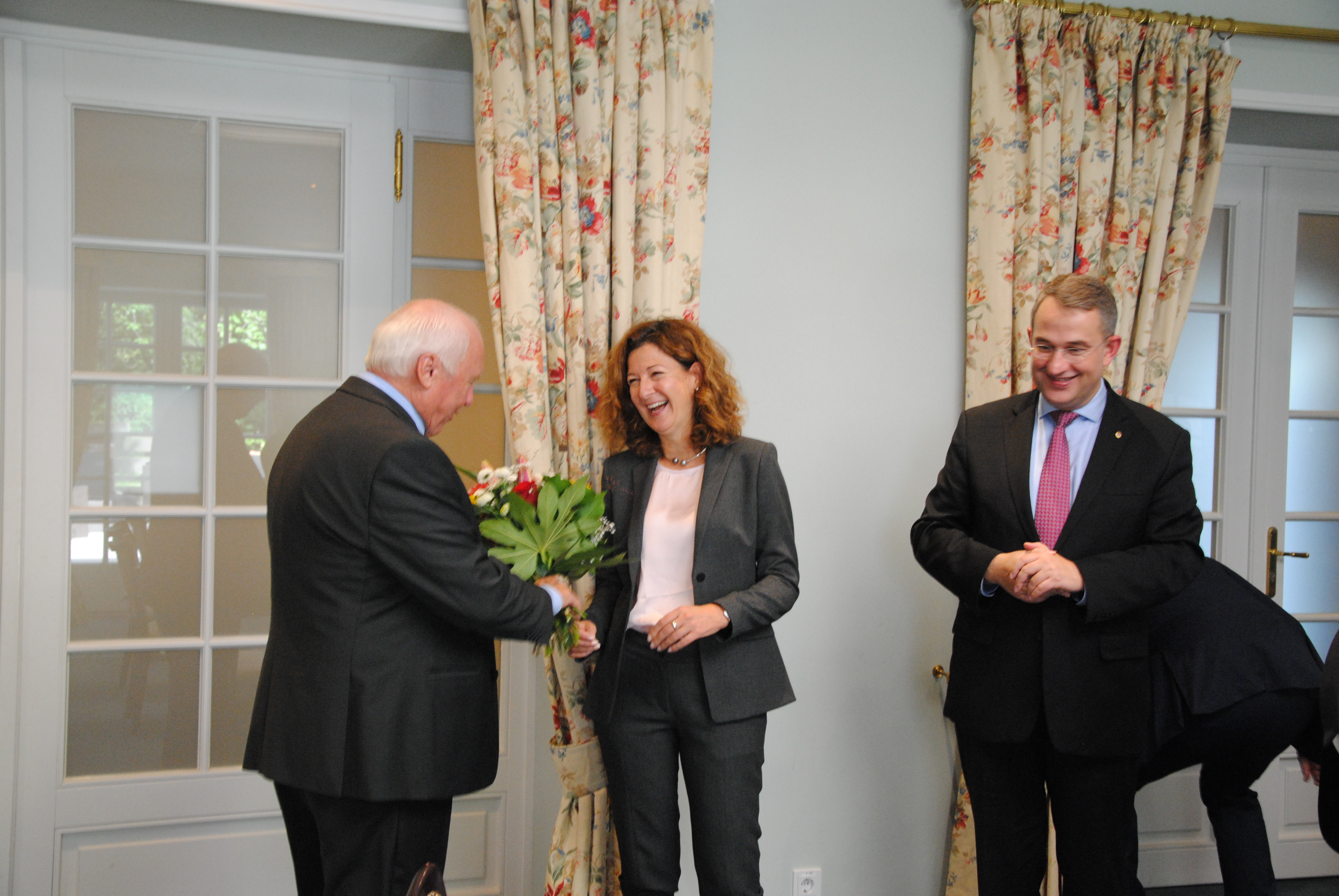 Wolfram Nowsch gratuliert der neu gewählten Vizepräsidentin Ursula Rutovitz