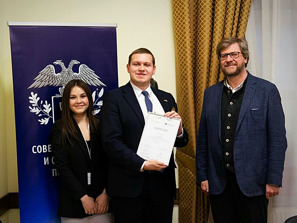 Zertifikatverleihung durch Daria Ljubanova, Projektleiterin der Gortschakow-Stiftung und Fyodor Lukyanov, Vorsitzender des Präsidiums des Rates für Außen- und Sicherheitspolitik an BWA-Geschäftsträger Urs Unkauf.