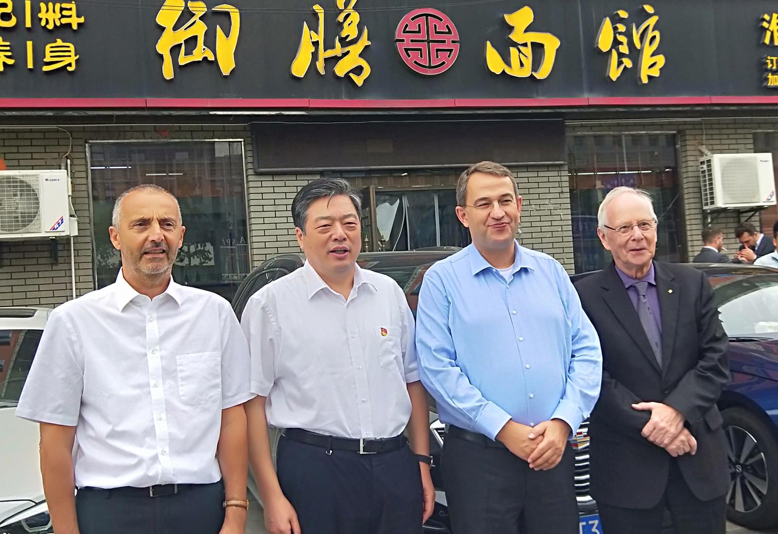 Nach dem Frühstück in einem der traditionellen Restaurants von Huai`an v.l.n.r. Werner Loscheider, Ministerialrat im BMWi, Tang Daolun, Gastgeber Standing Committee Scretary of the Party Working Committee, Michael Schumann, Vorsitzender Vorstand BWA, Rainer G.P. Dumpff, CEO, DPM