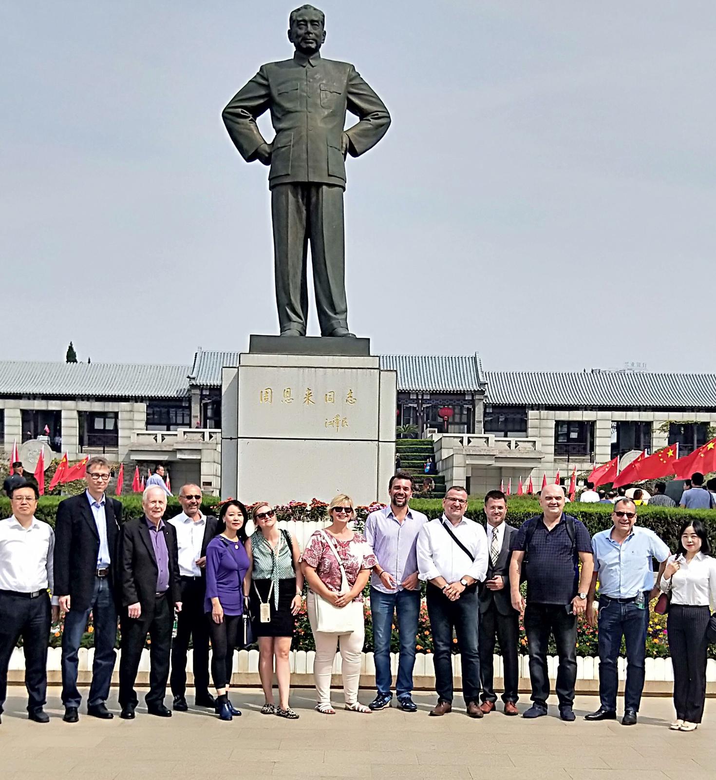 Delegation vor dem Standbild von Zhou Enlai, Erster Premierminister Chinas. Links im Bild: Xie Hongyuan, Party Member und Direktor Huai`an Airport Industrial Park and Technological Development Zone